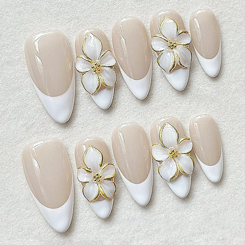 Kunstnagelset mit floralen Akzenten und luxuriösem Glitzer Brehn