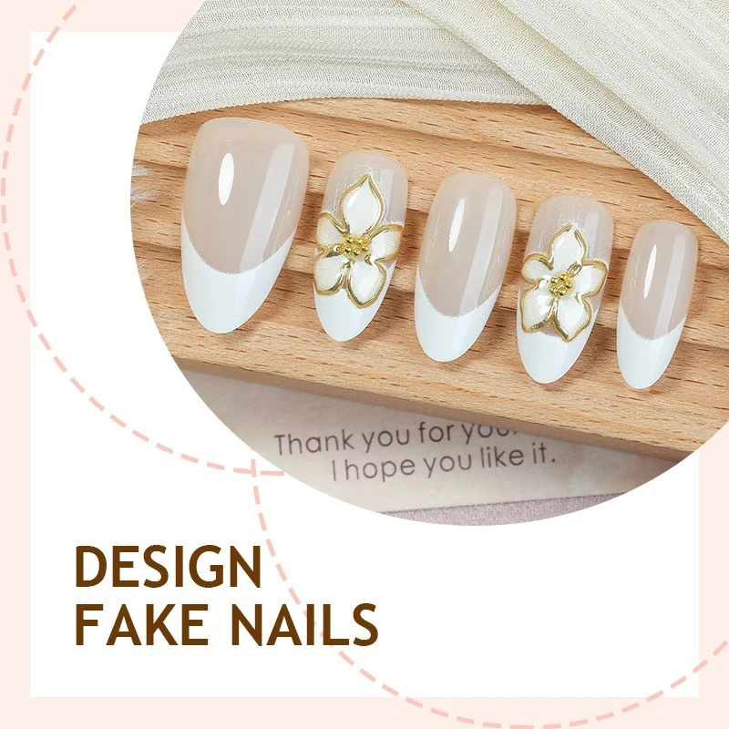 Kunstnagelset mit floralen Akzenten und luxuriösem Glitzer Brehn