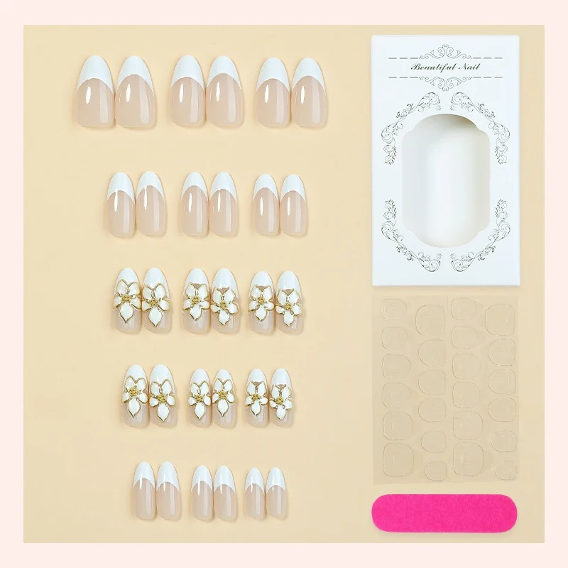 Kunstnagelset mit floralen Akzenten und luxuriösem Glitzer Brehn