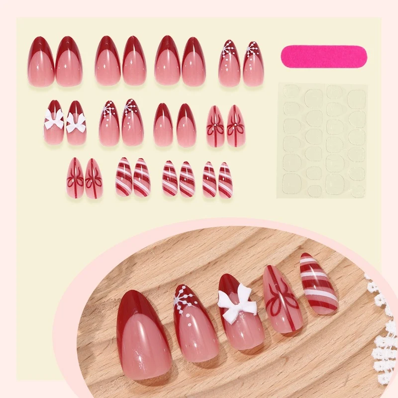 Kunstnagelset mit festlichem Design, charmanten Verzierungen und Glitzerakzenten Brehn