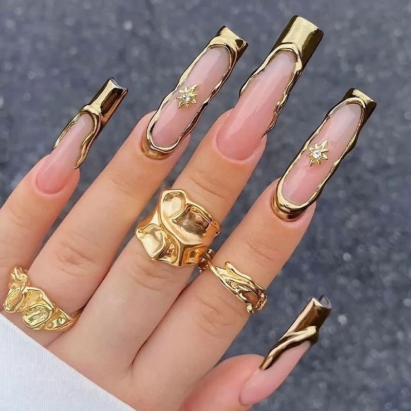 Kunstnagelset mit extravaganten Goldakzenten Brehn