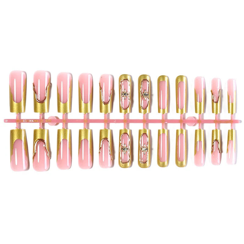 Kunstnagelset mit extravaganten Goldakzenten Brehn