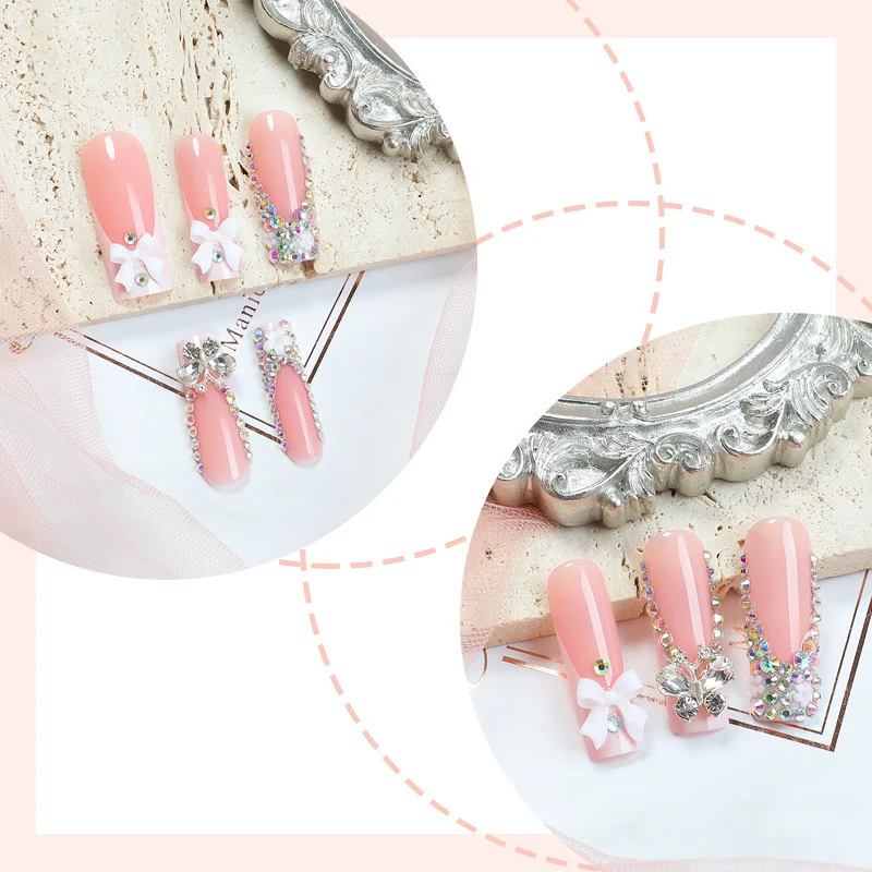 Kunstnagelset mit extravaganten 3D-Verzierungen und funkelnden Akzenten Brehn