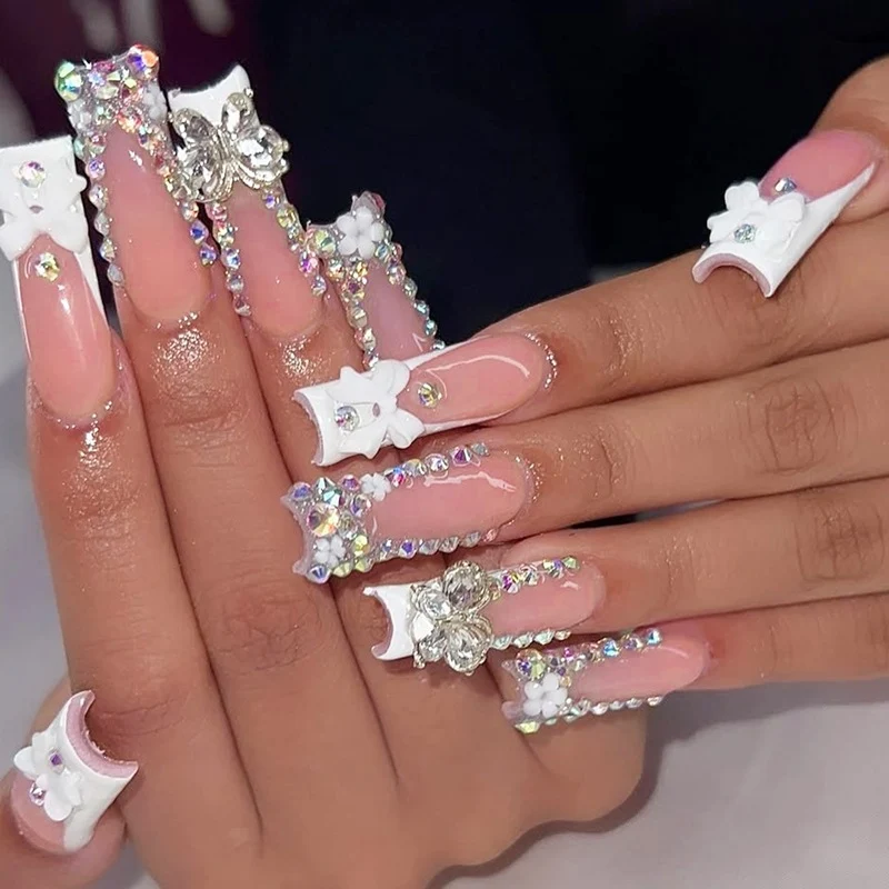 Kunstnagelset mit extravaganten 3D-Verzierungen und funkelnden Akzenten Brehn