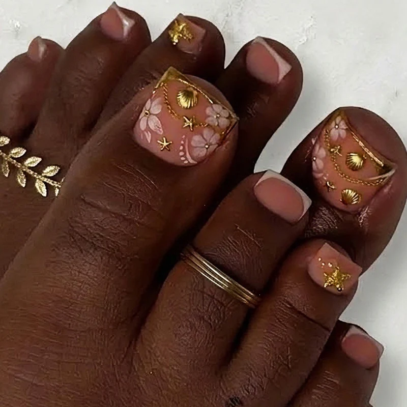 Kunstnagelset mit exquisiten floralen Akzenten und goldenen Verzierungen Brehn