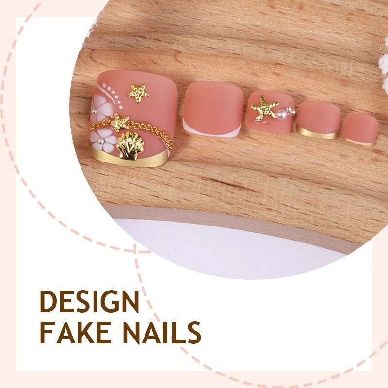 Kunstnagelset mit exquisiten floralen Akzenten und goldenen Verzierungen Brehn