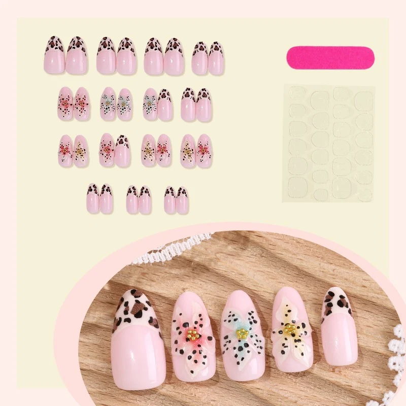 Kunstnagelset mit exquisiten floralem Design und kreativen Glitzerakzenten Brehn