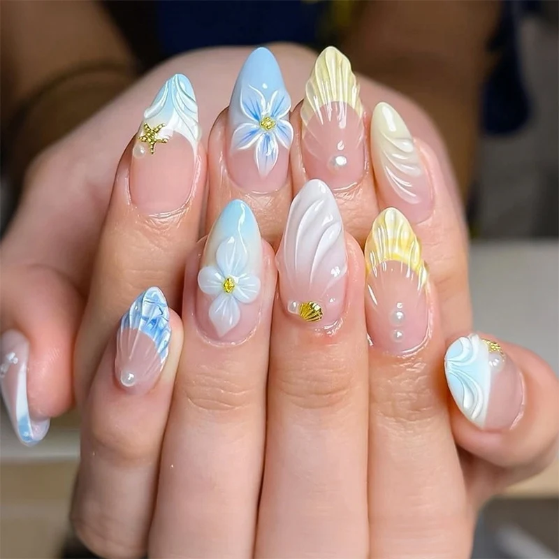 Kunstnagelset mit exquisiten floralem Design und Glitzerakzenten Brehn