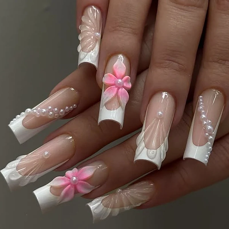 Kunstnagelset mit Exquisiten Blüten- und Glitzerakzenten Brehn