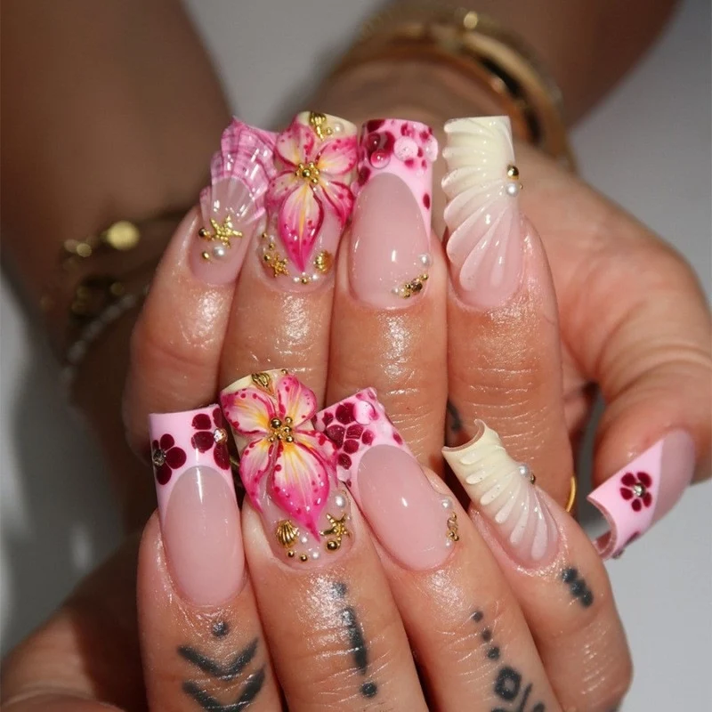 Kunstnagelset mit exquisiten Blüten- und Glitzerakzenten Brehn