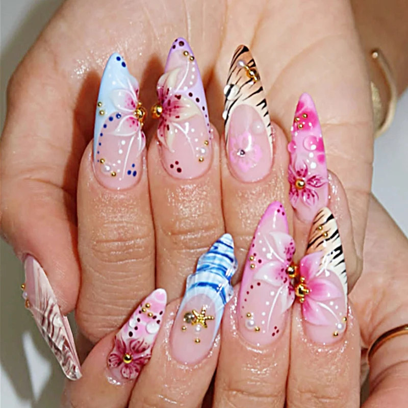 Kunstnagelset mit exquisiten 3D-Blütenverzierungen und eleganten Akzenten Brehn
