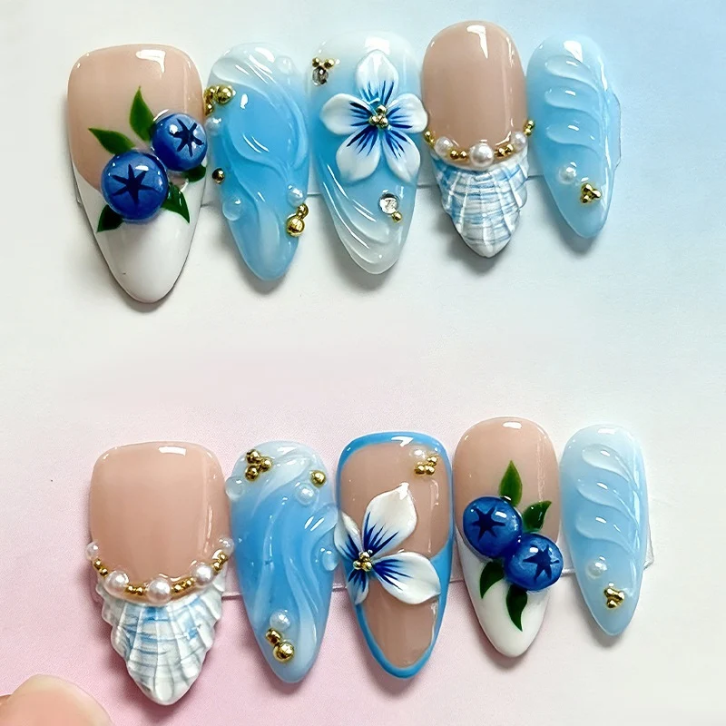 Kunstnagelset mit floralen und glamourösen Designs Brehn