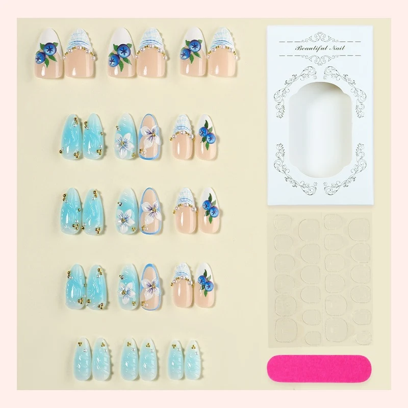 Kunstnagelset mit floralen und glamourösen Designs Brehn