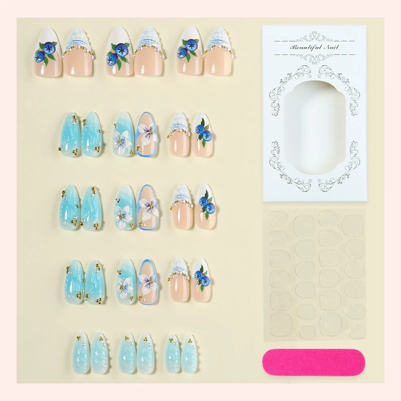 Kunstnagelset mit floralen und glamourösen Designs Brehn