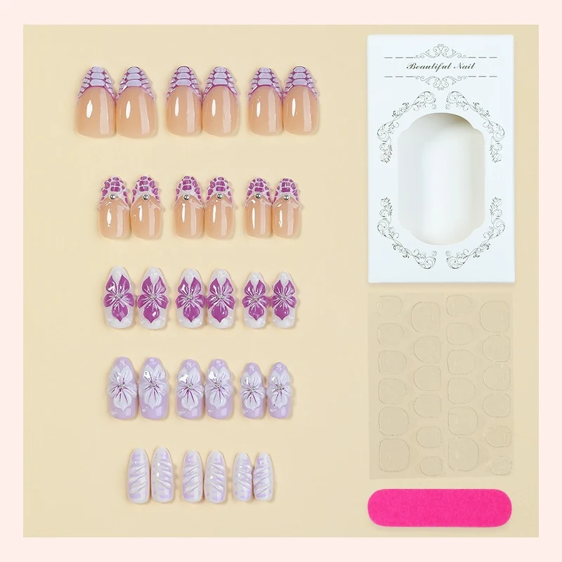 Kunstnagelset mit floralen und glamourösen Akzenten Brehn