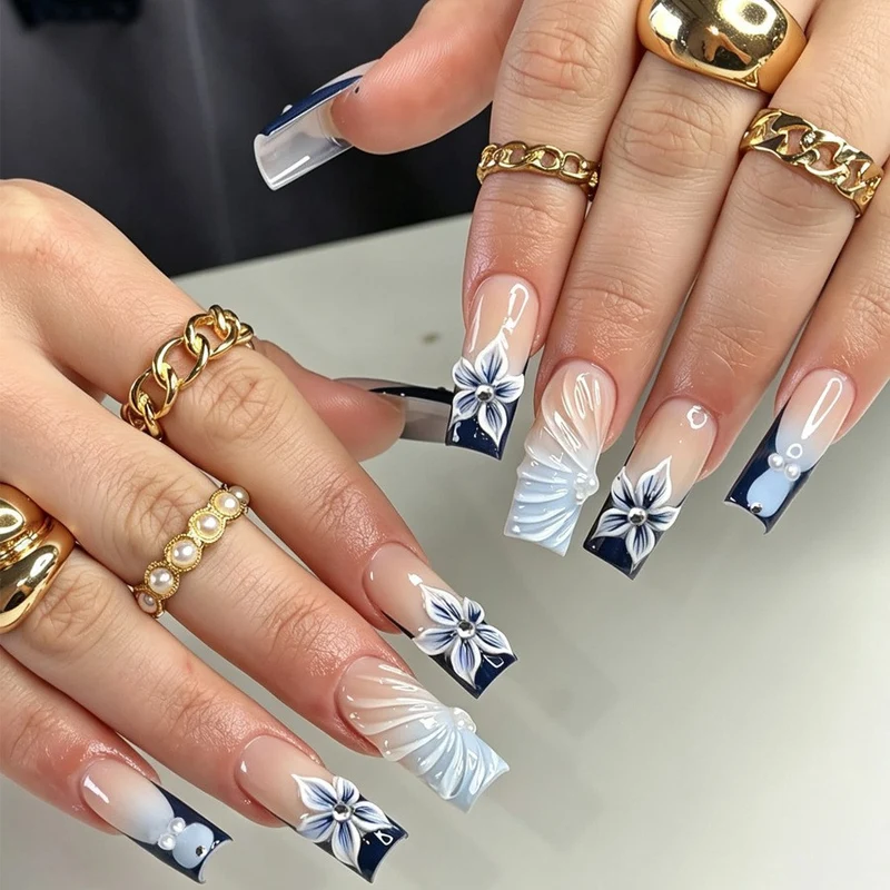 Kunstnagelset mit floralen und eleganten Verzierungen Brehn