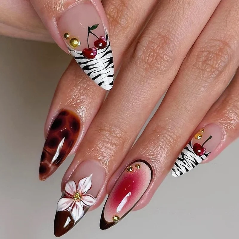 Kunstnagelset mit floralen Mustern und stilvollen Akzenten Brehn
