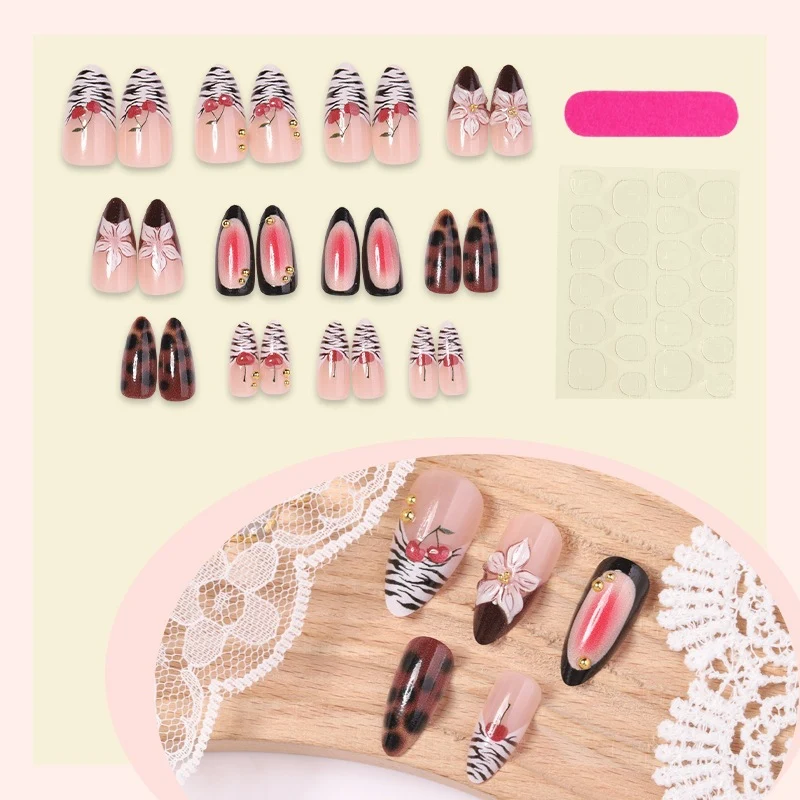 Kunstnagelset mit floralen Mustern und stilvollen Akzenten Brehn
