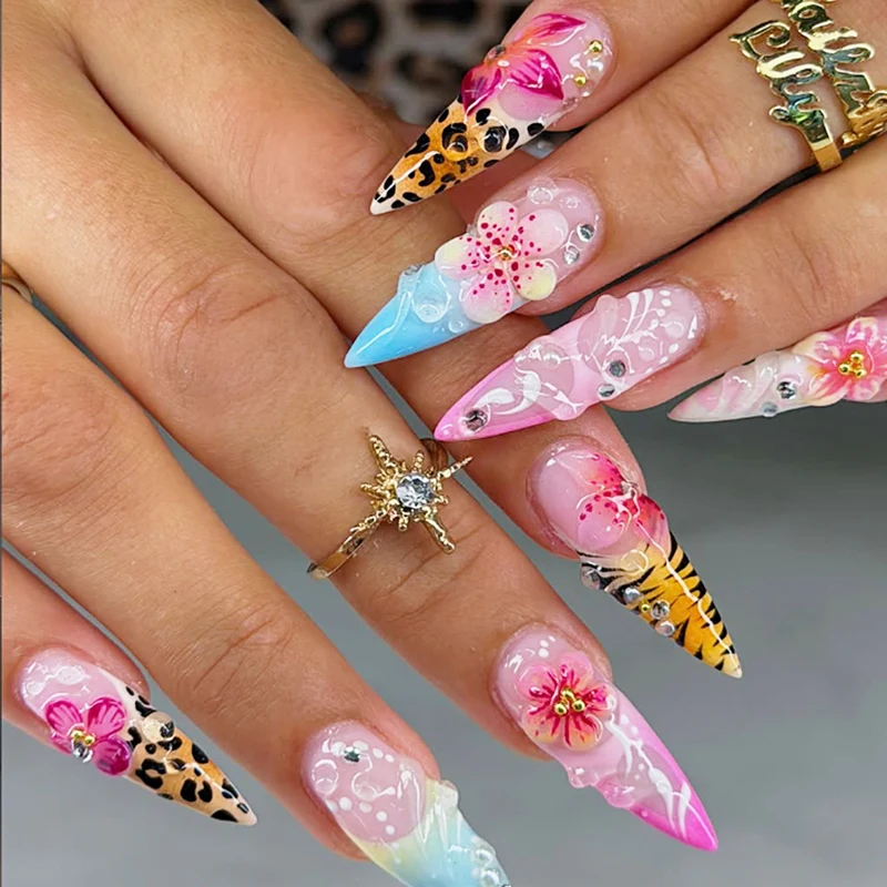 Kunstnagelset mit floralen Mustern und kreativen 3D-Details Brehn