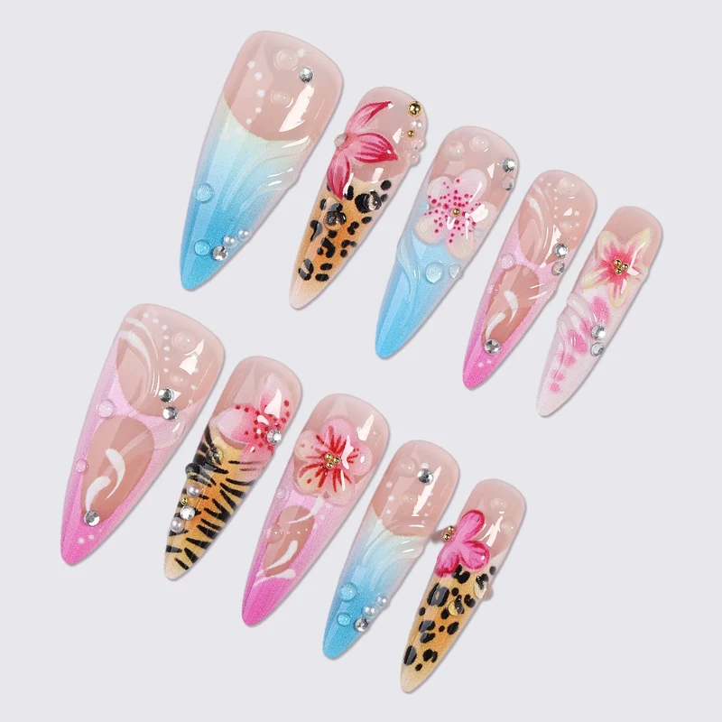 Kunstnagelset mit floralen Mustern und kreativen 3D-Details Brehn