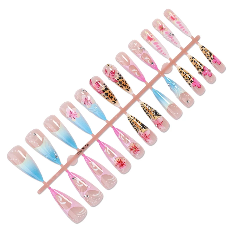 Kunstnagelset mit floralen Mustern und kreativen 3D-Details Brehn