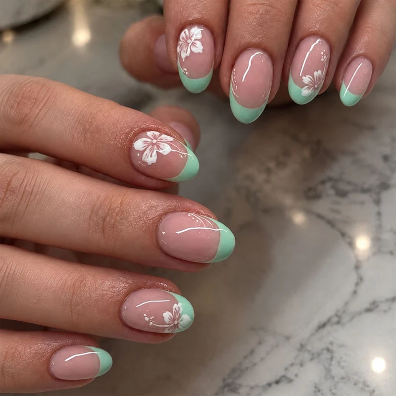 Kunstnagelset mit floralen Mustern und glitzernden Akzenten Brehn