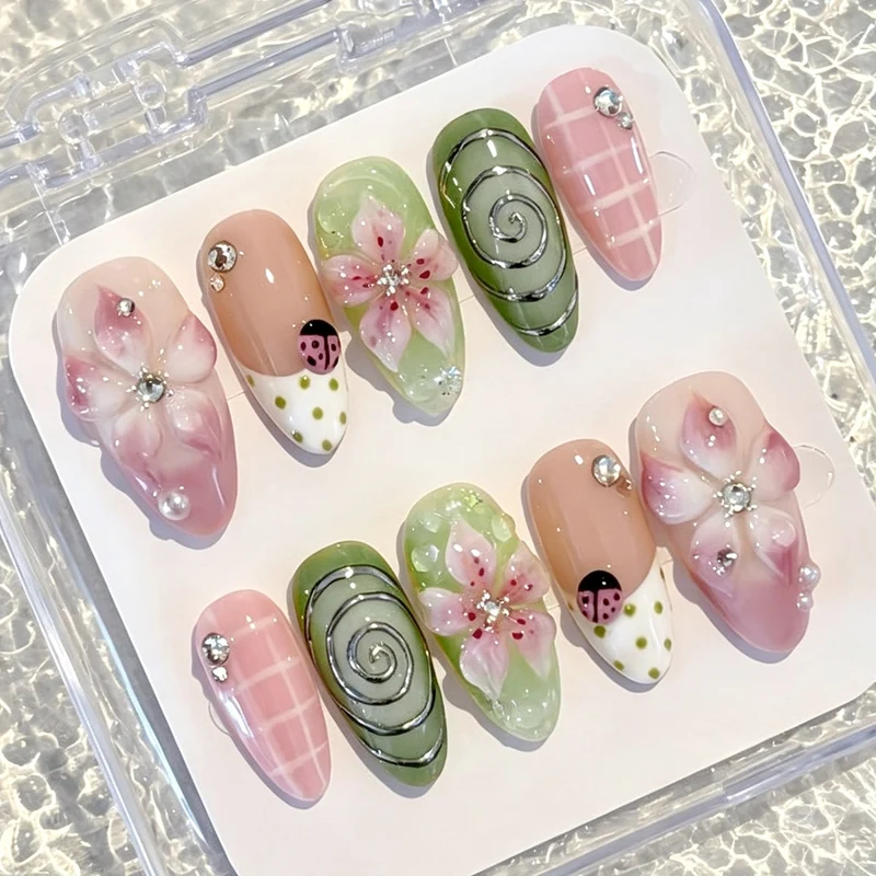 Kunstnagelset mit floralen Mustern und einzigartigen 3D-Details Brehn