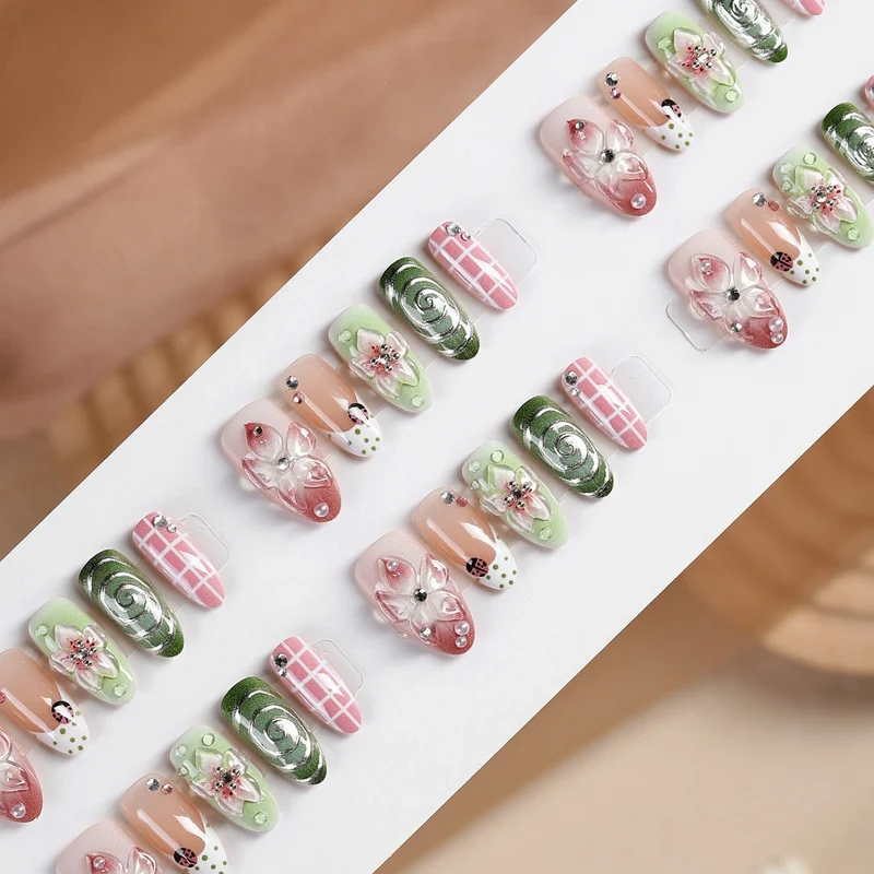 Kunstnagelset mit floralen Mustern und einzigartigen 3D-Details Brehn