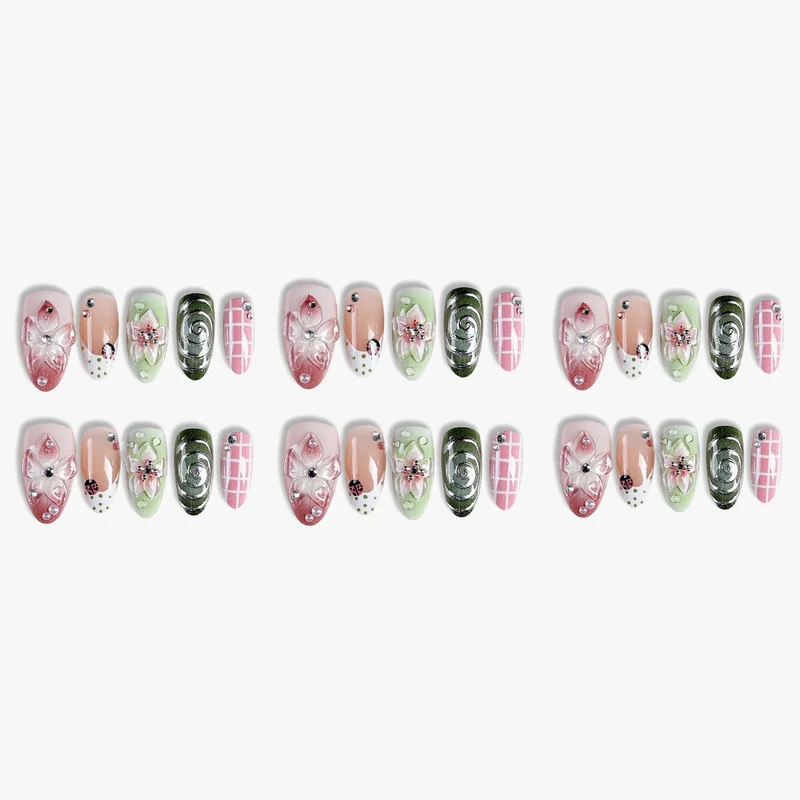 Kunstnagelset mit floralen Mustern und einzigartigen 3D-Details Brehn