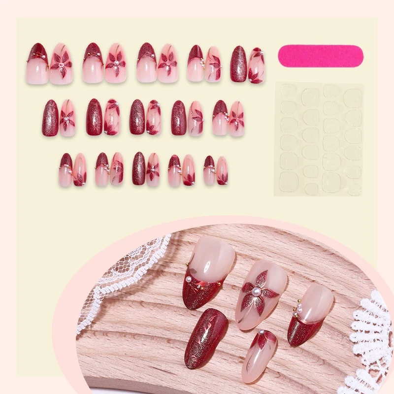 Kunstnagelset mit floralen Akzenten und Glitzer-Details Brehn