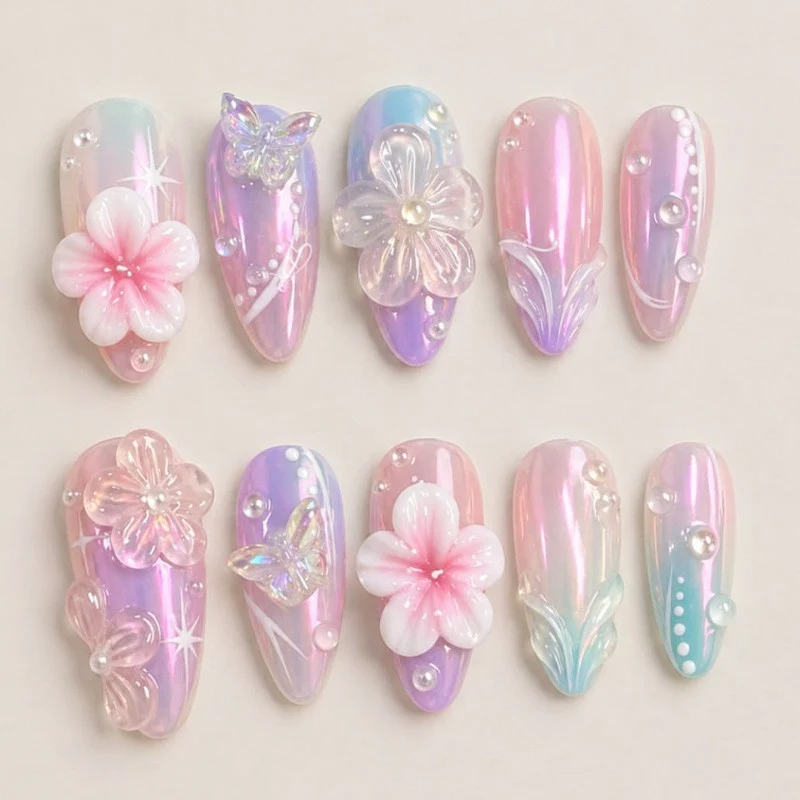 Kunstnagelset mit floralen Akzenten und Glitzer Brehn