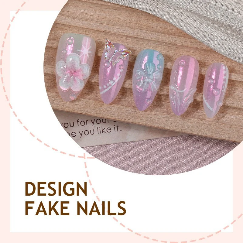 Kunstnagelset mit floralen Akzenten und Glitzer Brehn