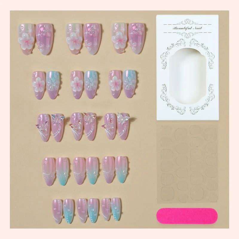 Kunstnagelset mit floralen Akzenten und Glitzer Brehn