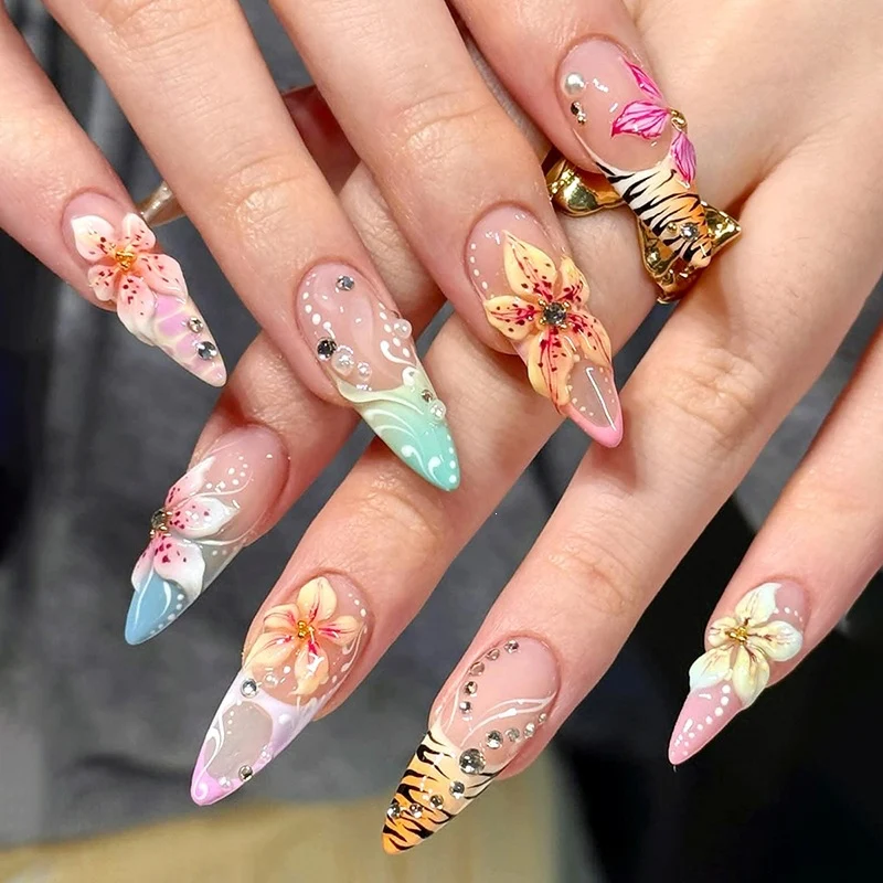 Kunstnagelset mit floralen Akzenten und glamourösen Details Brehn