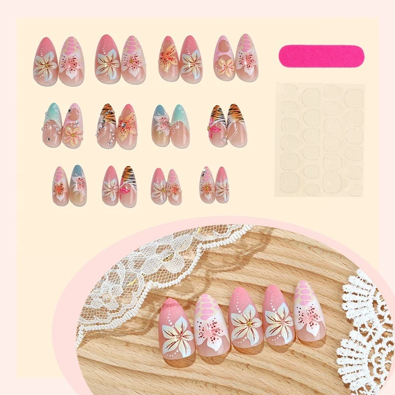 Kunstnagelset mit floralen Akzenten und glamourösen Details Brehn