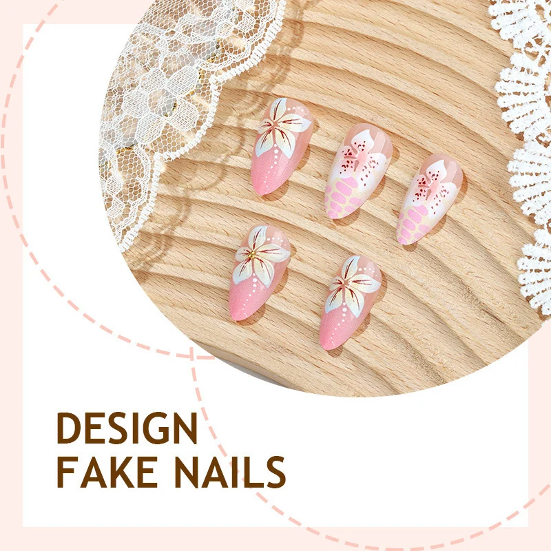 Kunstnagelset mit floralen Akzenten und glamourösen Details Brehn