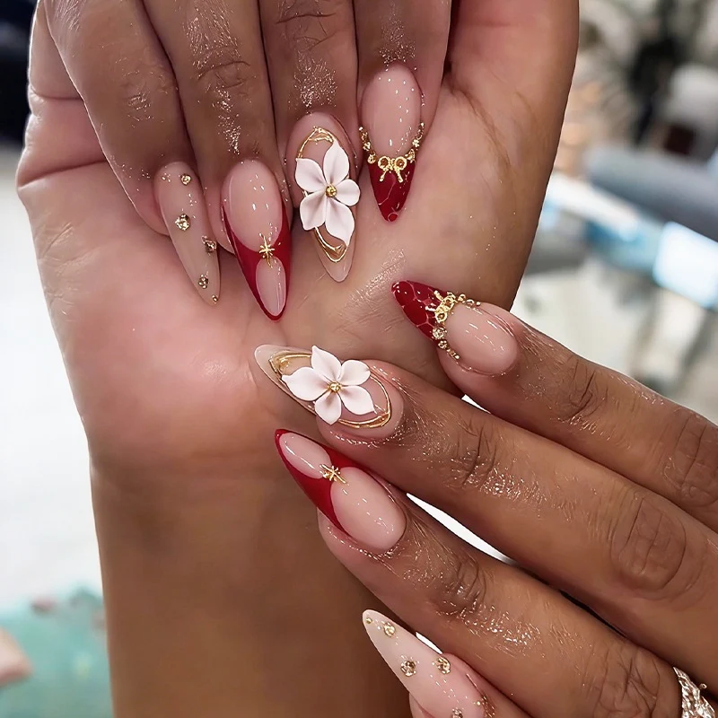 Kunstnagelset mit floralen Akzenten und glamourösen Designs Brehn