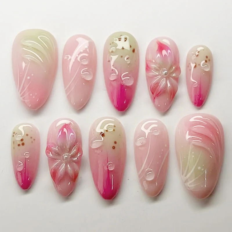 Kunstnagelset mit floralen Akzenten und Farbverlauf Brehn