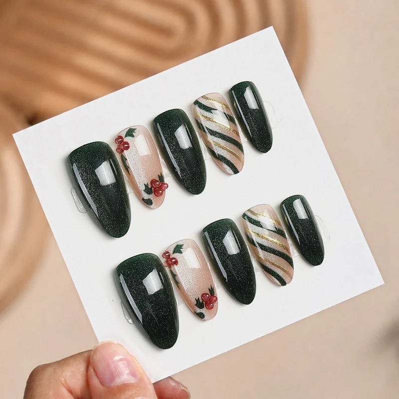 Kunstnagelset mit floralen Akzenten und eleganter Hochglanzoberfläche Brehn