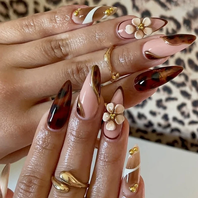 Kunstnagelset mit floralen Akzenten und eleganten Designs Brehn