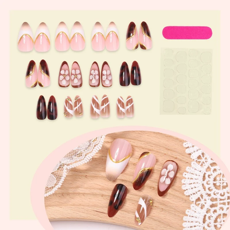 Kunstnagelset mit floralen Akzenten und eleganten Designs Brehn
