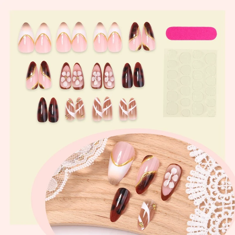Kunstnagelset mit floralen Akzenten und eleganten Designs Brehn