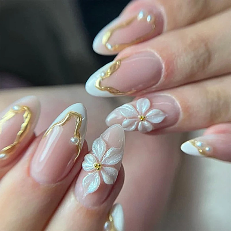 Kunstnagelset mit eleganter Blüten- und Glitzerverzierung Brehn