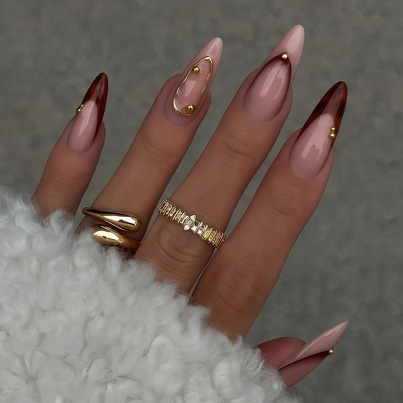 Kunstnagelset mit elegantem Ombre-Design und goldenen Akzenten Brehn