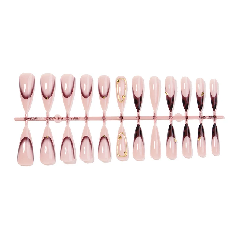 Kunstnagelset mit elegantem Ombre-Design und goldenen Akzenten Brehn