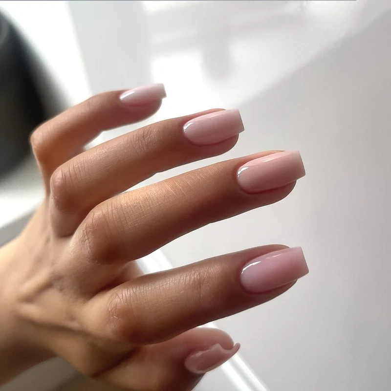 Kunstnagelset mit elegantem, natürlichem Finish Brehn