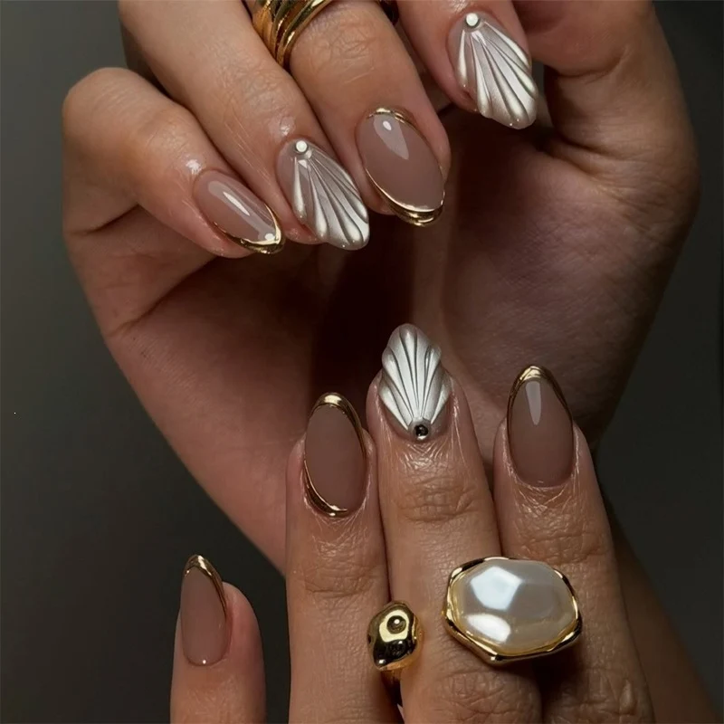 Kunstnagelset mit elegantem Muschel-Design und Glitzerakzenten Brehn