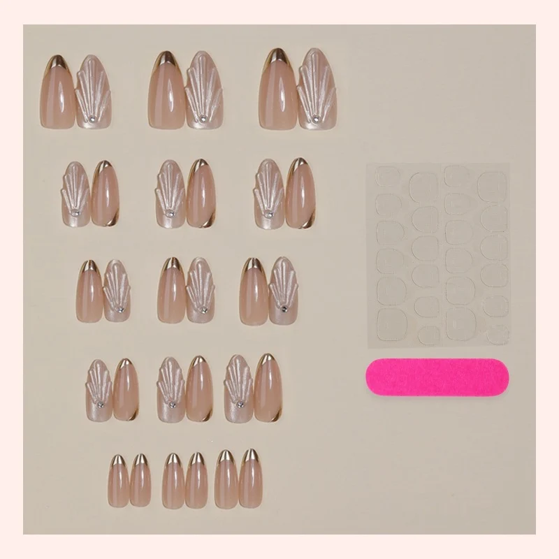Kunstnagelset mit elegantem Muschel-Design und Glitzerakzenten Brehn