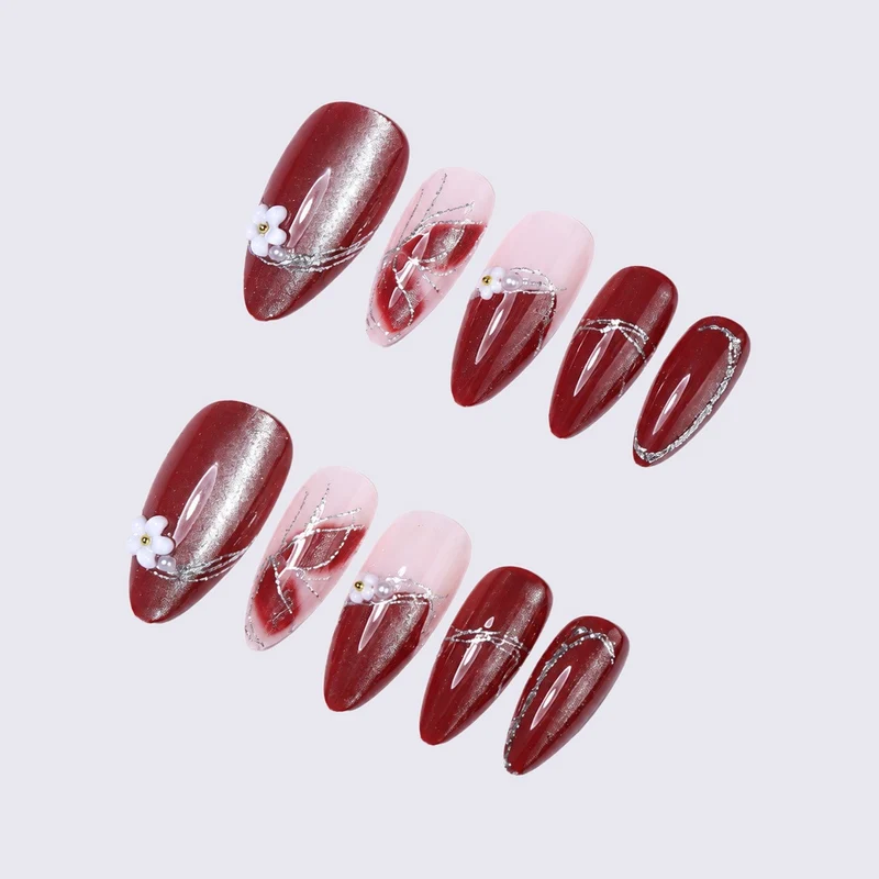 Kunstnagelset mit elegantem Metallic-Finish und zarten Blumendekoren Brehn