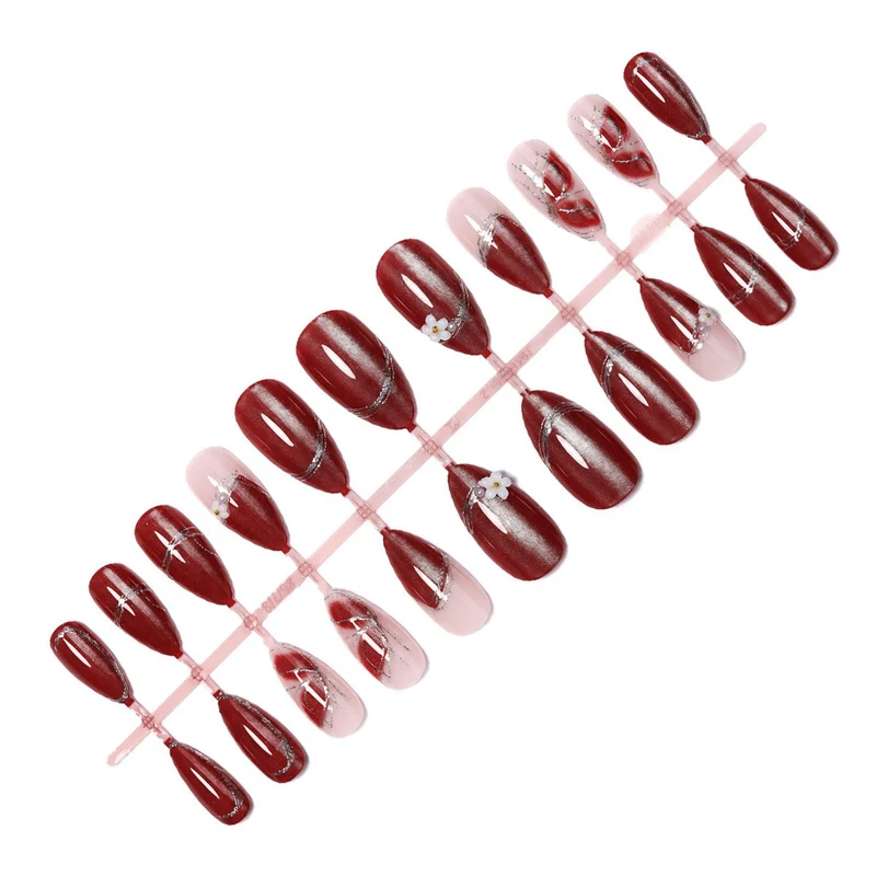 Kunstnagelset mit elegantem Metallic-Finish und zarten Blumendekoren Brehn